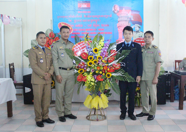 Đại diện học viên hệ Tư pháp hình sự chúc mừng các học viên Campuchia.